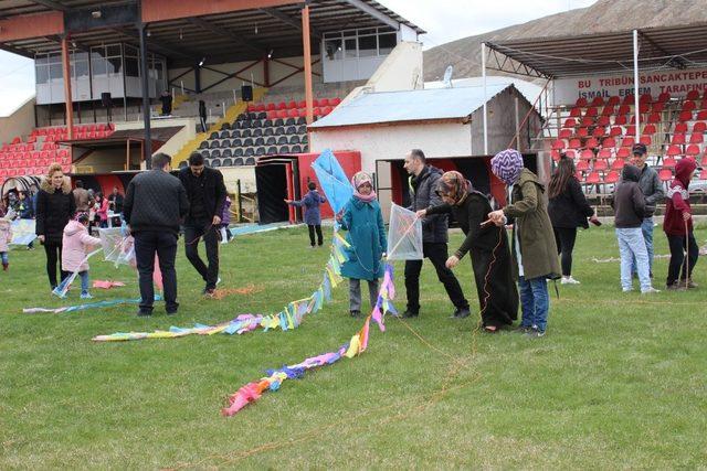 Gökyüzü uçurtmalarla renklendi