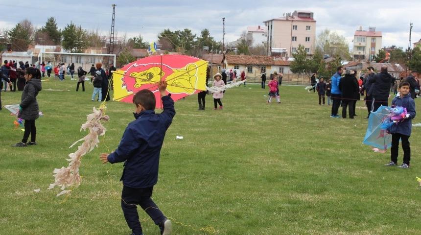 G&ouml;ky&uuml;z&uuml; u&ccedil;urtmalarla renklendi