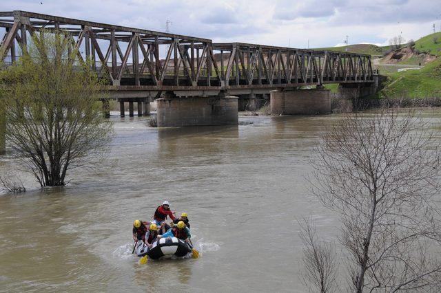 Murat Nehri'nde ilk kez rafting