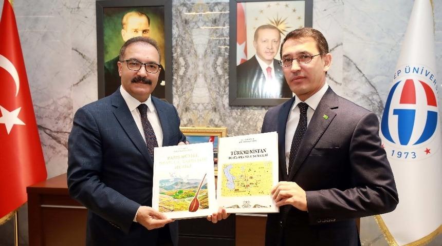 B&uuml;y&uuml;kel&ccedil;i Amanlıyev&rsquo;den Rekt&ouml;r G&uuml;r&rsquo;e ziyaret