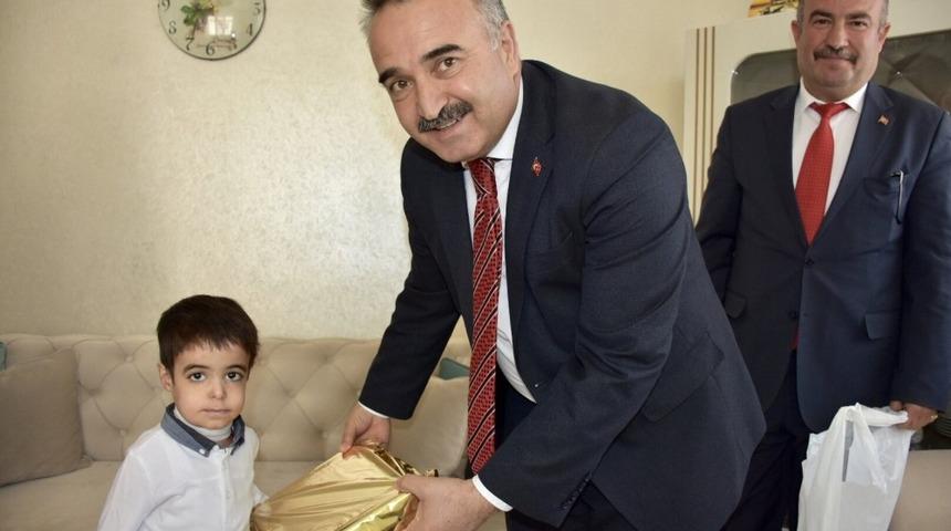 İl M&uuml;d&uuml;r&uuml; &Ccedil;elik, evde eğitim alan &ouml;ğrencilerle bir araya geldi