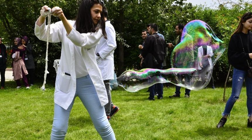 Bahar Şenliği&rsquo;nde deney yaparak eğlendiler