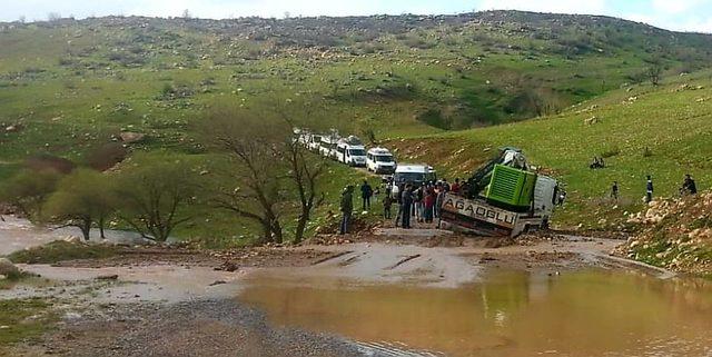 Eruh'ta çekici çamura saplandı, yol ulaşıma kapandı