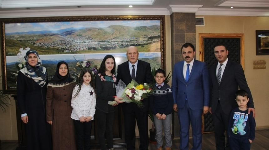 Başkanlık koltuğuna 7. sınıf &ouml;ğrencisi Sansu oturdu