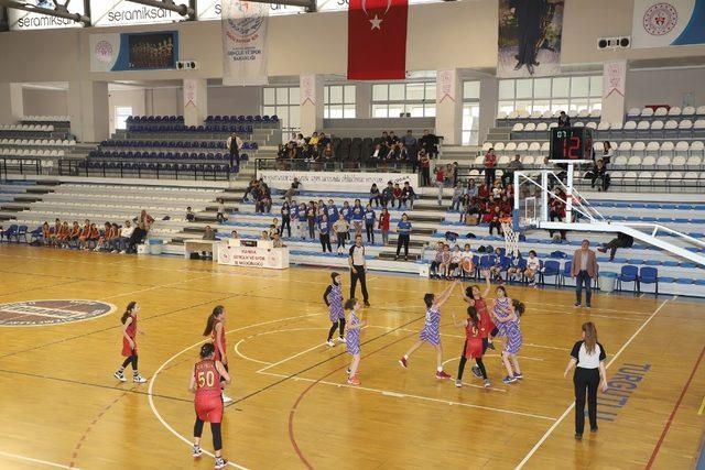 Başkan Akın’dan küçük basketbolculara destek