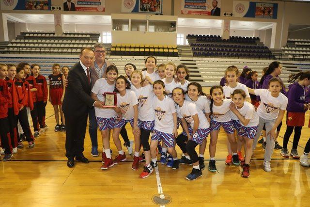 Başkan Akın’dan küçük basketbolculara destek