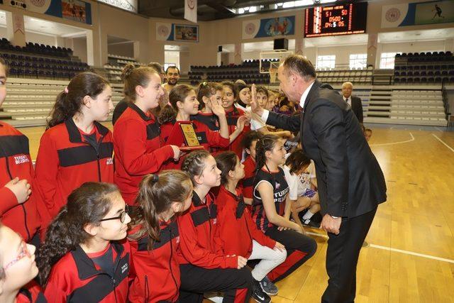 Başkan Akın’dan küçük basketbolculara destek