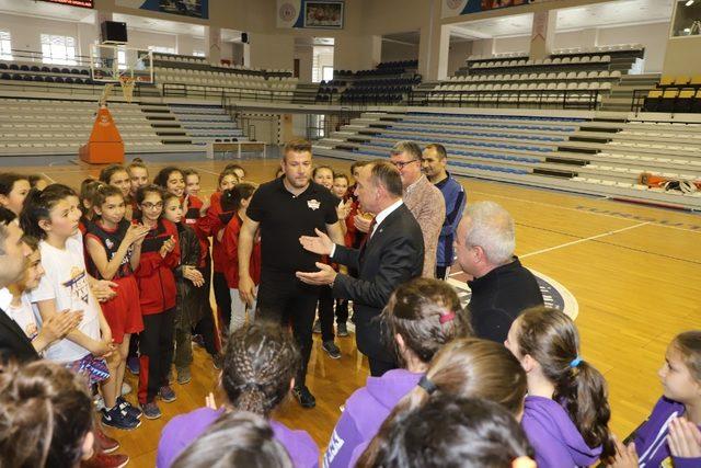 Başkan Akın’dan küçük basketbolculara destek