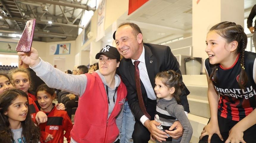 Başkan Akın&rsquo;dan k&uuml;&ccedil;&uuml;k basketbolculara destek