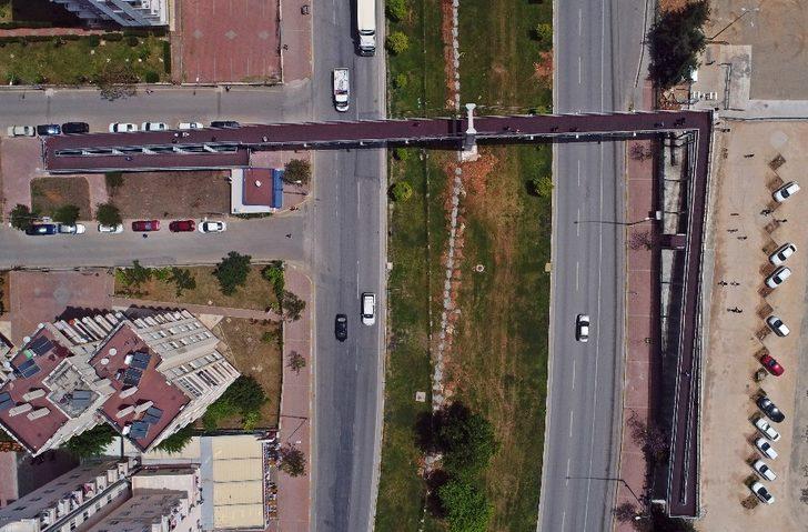 250 metre yükseklikteki köprü gençleri çileden çıkardı G1