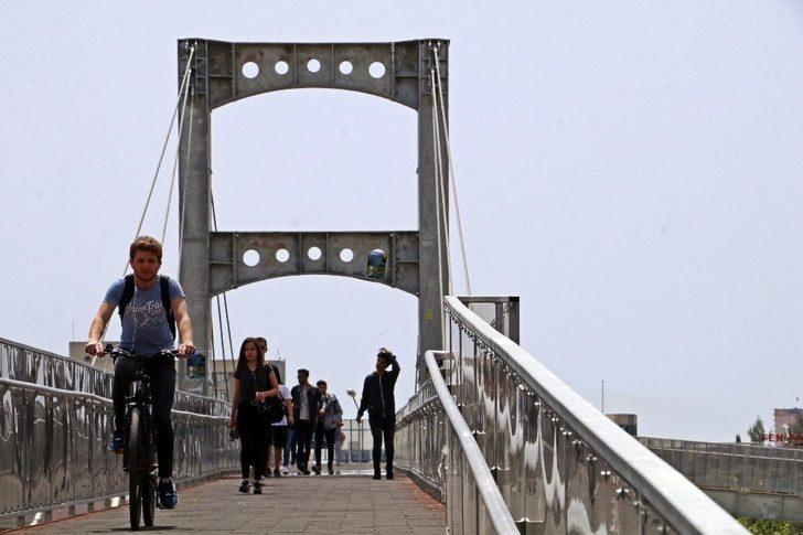 250 metre yükseklikteki köprü gençleri çileden çıkardı G2