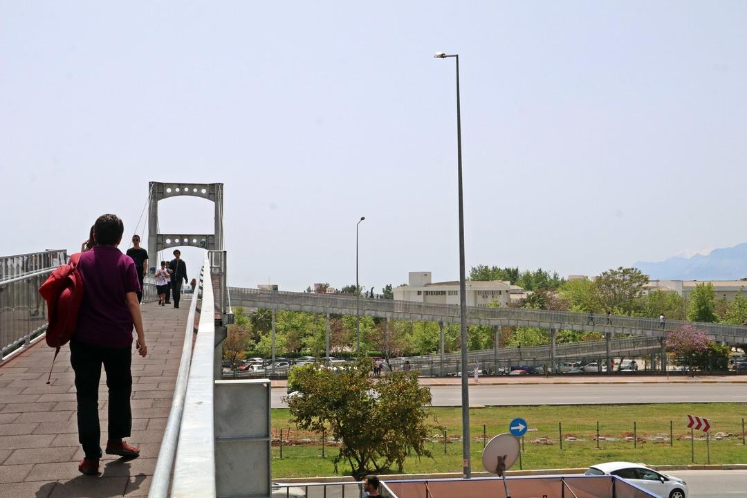 250 metre y&uuml;kseklikteki k&ouml;pr&uuml; gen&ccedil;leri &ccedil;ileden &ccedil;ıkardı