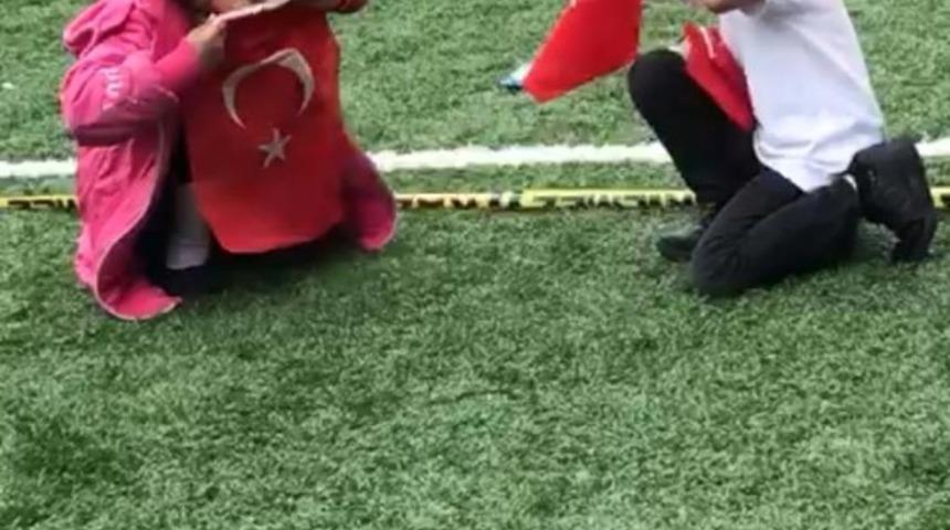 &Ccedil;ocukların duygulandıran &lsquo;Bayrak&rsquo; sevgisi