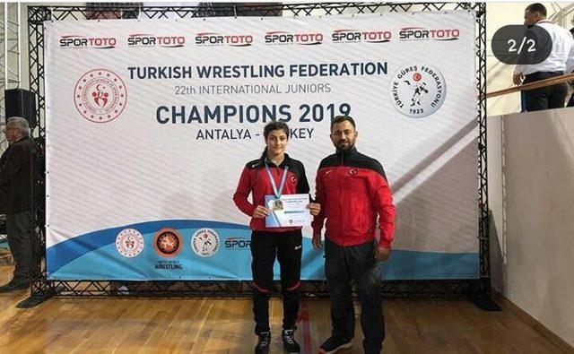 Ahıskalı güreşçi Elvira Kamaloğlu, birinci oldu