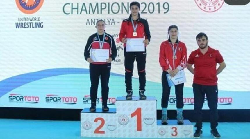 Ahıskalı g&uuml;reş&ccedil;i Elvira Kamaloğlu, birinci oldu