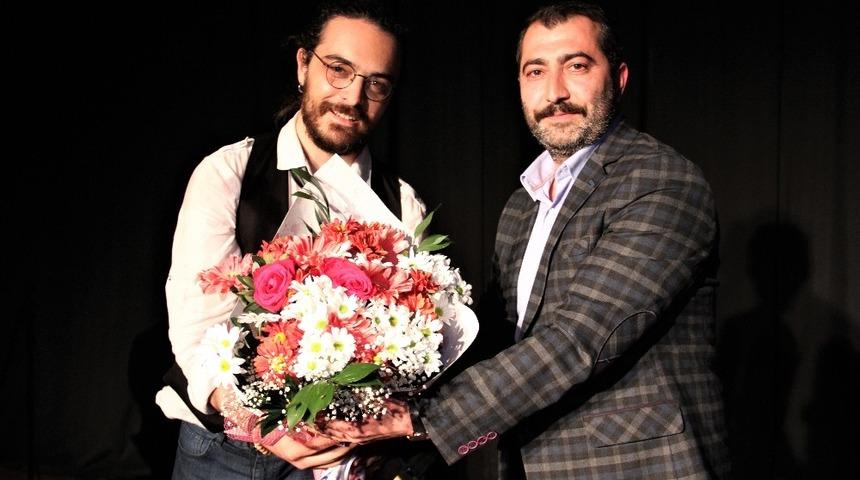 Gen&ccedil; sanat&ccedil;ı Ozan Turhal Kartal&rsquo;da sahne aldı