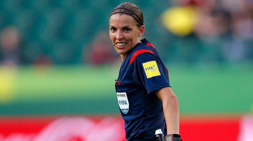 Fransa Ligue 1 tarihinde ilk kez bir kadın hakem d&uuml;d&uuml;k &ccedil;alacak