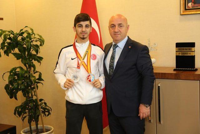 Genç karateciden Başkan Bıyık’a olimpiyat sözü