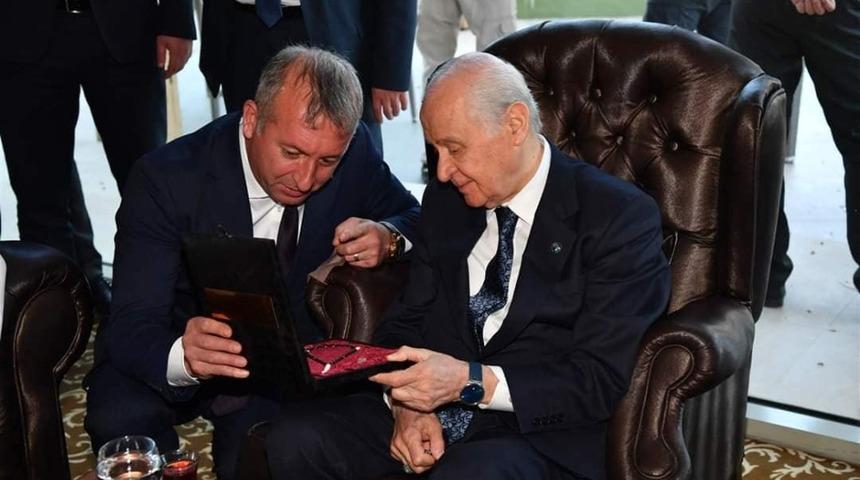 Başkan Aydın, MHP lideri Bah&ccedil;eli&rsquo;ye Sanat-ı Tesbih hediye etti