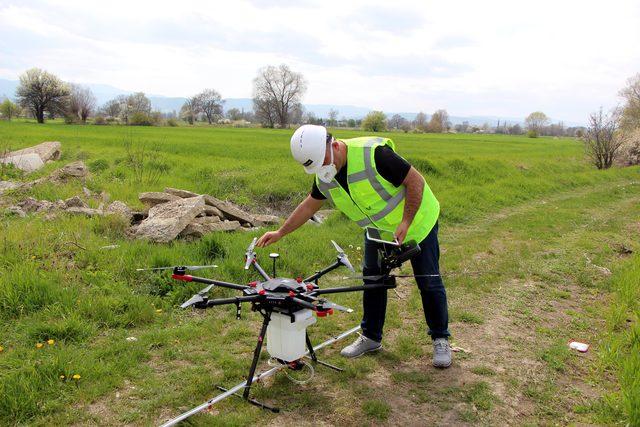 Geliştirdiği sistemle tarlalarda drone ile ilaçlama yapabiliyor