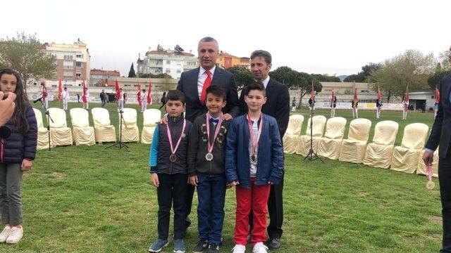 Burhaniye’de Hasan Taha atletizmde ilçe birincisi oldu