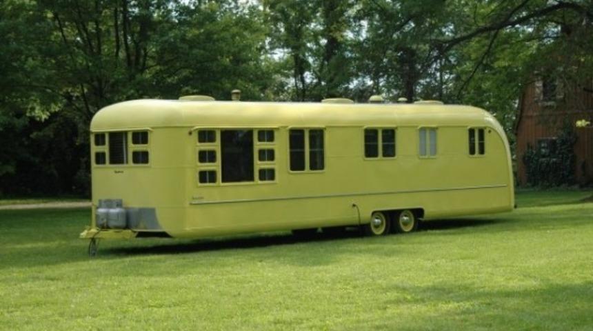 66 yıllık karavanın içi görenleri büyülüyor