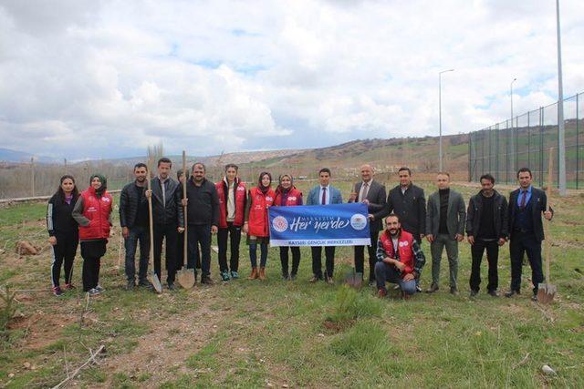 Genç Gönüllüler fidanları toprakla buluşturdu