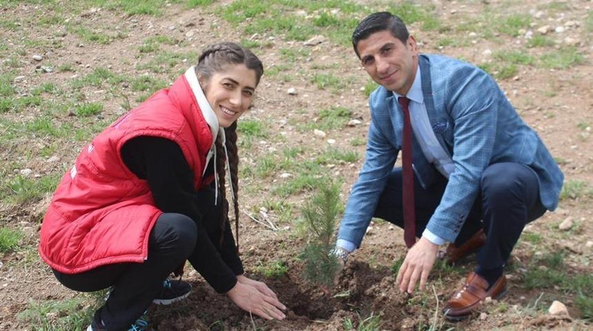 Gen&ccedil; G&ouml;n&uuml;ll&uuml;ler fidanları toprakla buluşturdu