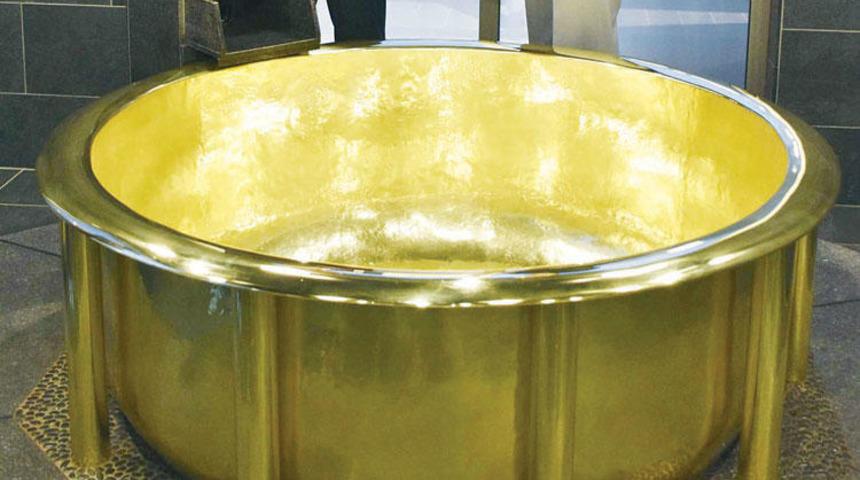 154 kiloluk altın küvet