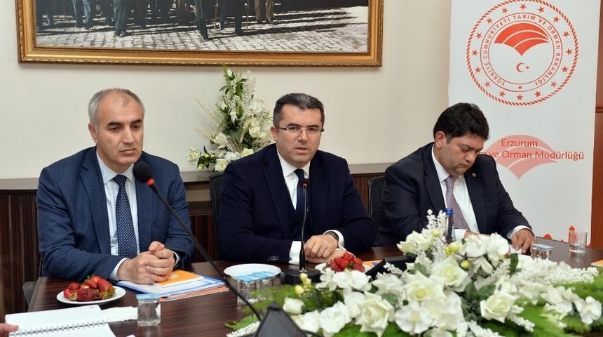 Vali Okay Memiş s&uuml;t sanayicileri ile bir araraya geldi