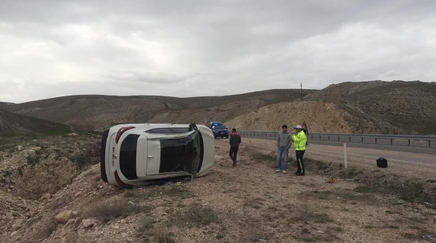 Tekeri patlayan ara&ccedil; takla attı: 2&rsquo;si ağır 5 yaralı