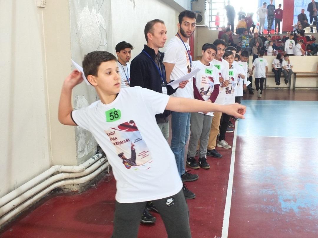 10 bin kağıt u&ccedil;ak geleceğin hayalleri i&ccedil;in havalandı