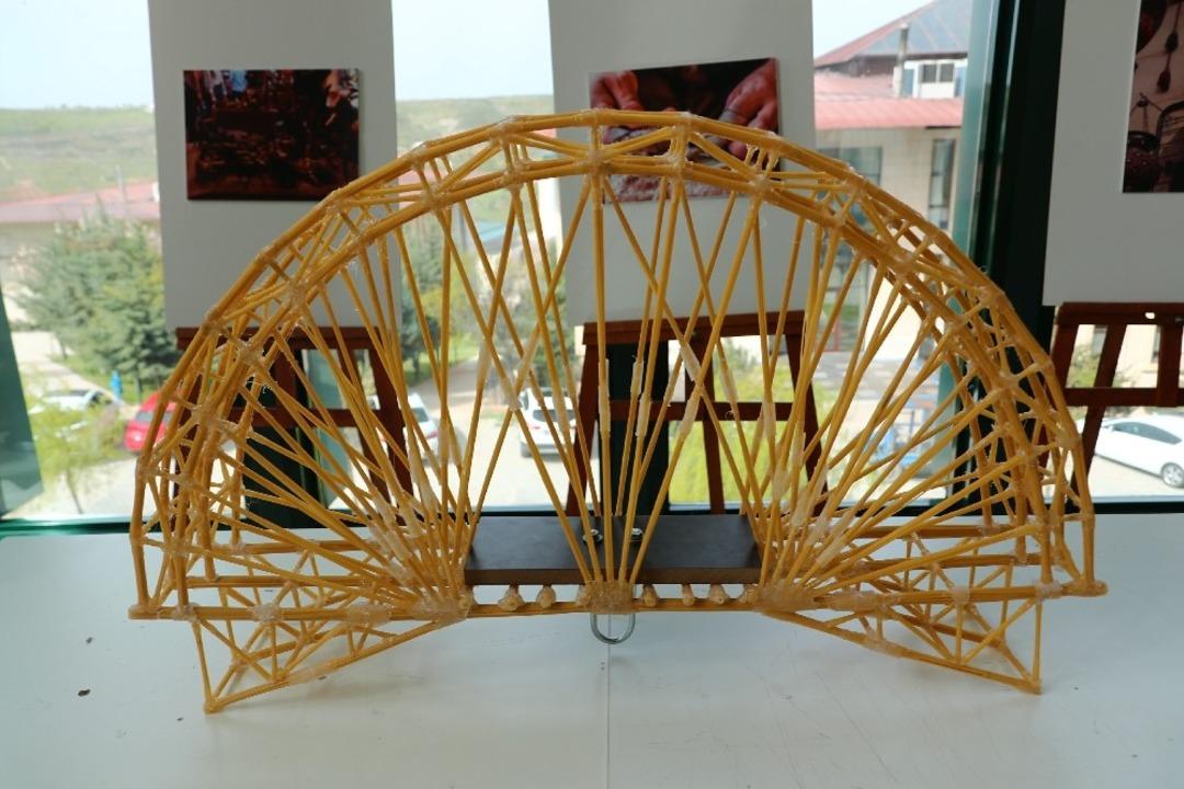 Spagettiden k&ouml;pr&uuml;ler kıyasıya yarıştı