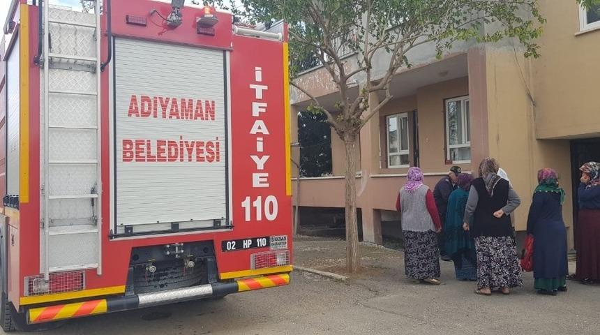Yangın binaya sı&ccedil;ramadan s&ouml;nd&uuml;r&uuml;ld&uuml;