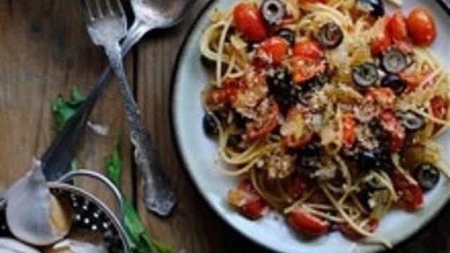 Domatesli ve Zeytinli Makarna