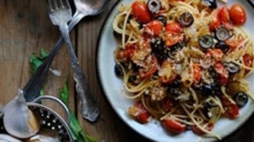 Domatesli ve Zeytinli Makarna