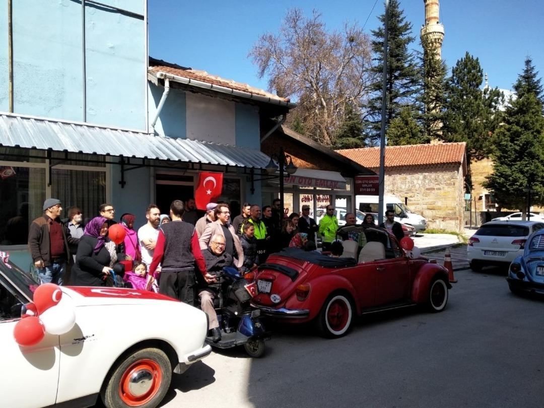 Engelli miniklerin klasik otomobil keyfi