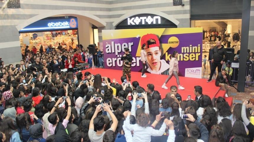 Forum Diyarbakır AVM&rsquo;de Alper Er&ouml;zer izdihamı