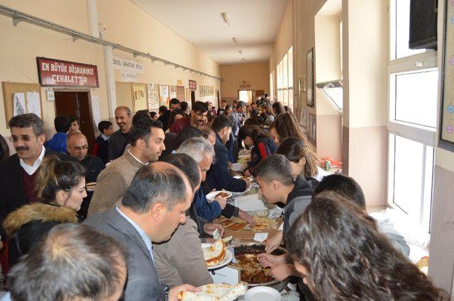 Besni’de ihtiyaç sahibi öğrenciler yararına kermes düzenlendi