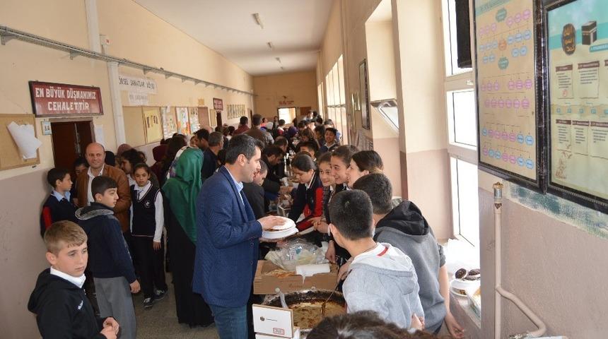 Besni&rsquo;de ihtiya&ccedil; sahibi &ouml;ğrenciler yararına kermes d&uuml;zenlendi