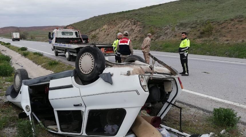Lastiği patlayan otomobil ref&uuml;je devrildi :1 yaralı