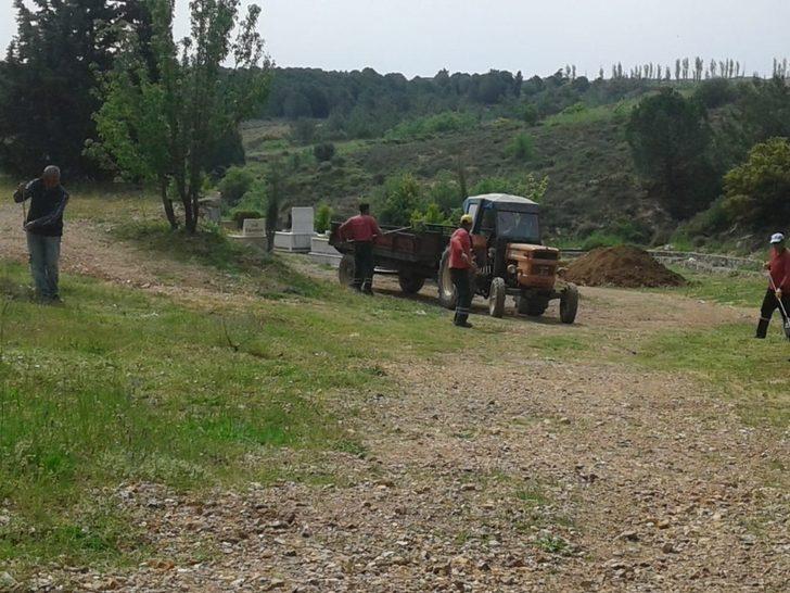 Ayvalık’ta kabristanlarda temizlik G1