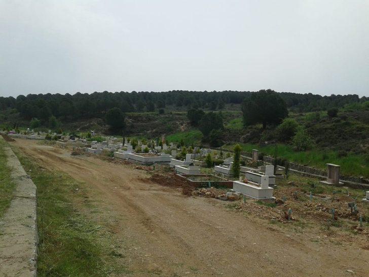 Ayvalık’ta kabristanlarda temizlik G3