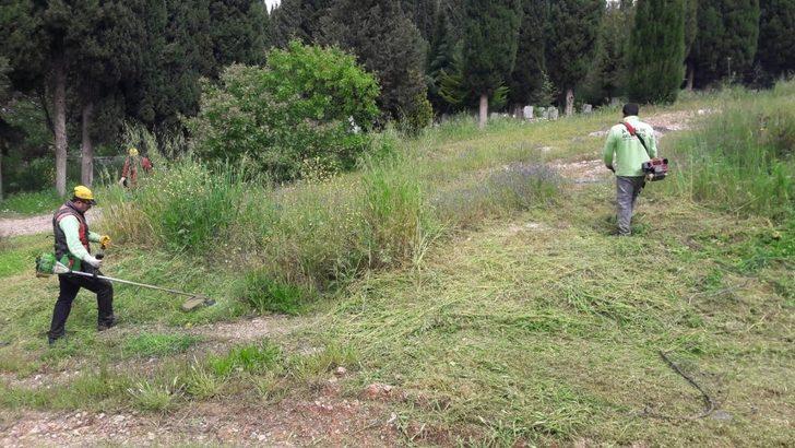 Ayvalık’ta kabristanlarda temizlik G5