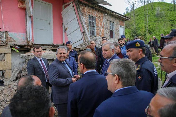 Vali Yavuz, heyelan bölgesini inceledi G4