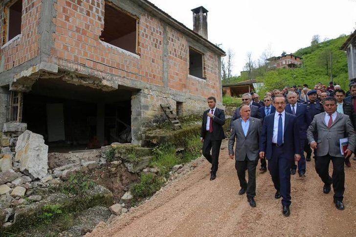 Vali Yavuz, heyelan bölgesini inceledi G5