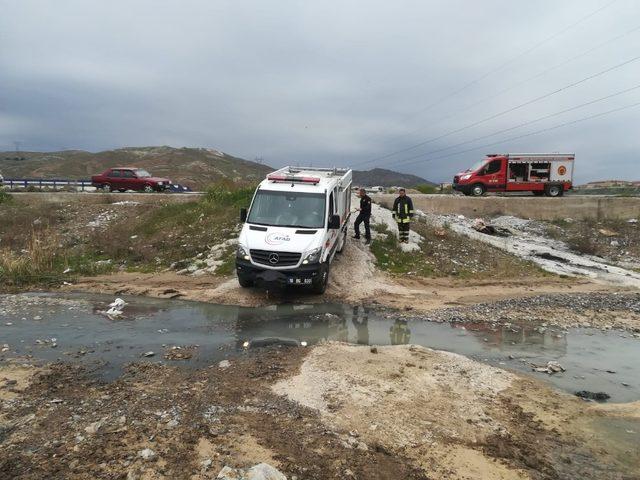 Acıçay’da mahsur kalan minibüs kurtarıldı