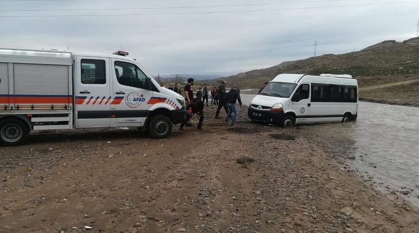 Acı&ccedil;ay&rsquo;da mahsur kalan minib&uuml;s kurtarıldı