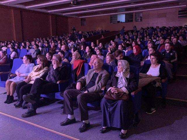 Çekmeköy'de halk eğitim müdürlüğü kursiyerleri konser verdi