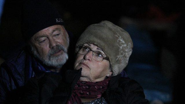 Anzaklar uyku tulumlarının içerisinde ayini bekliyor